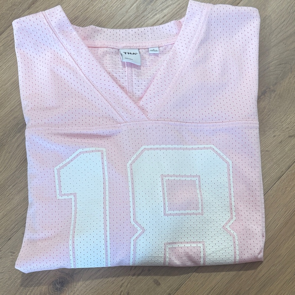TNA Aritzia Jerysey Tshirt Small Pink. Small spot on arm & back( see photos